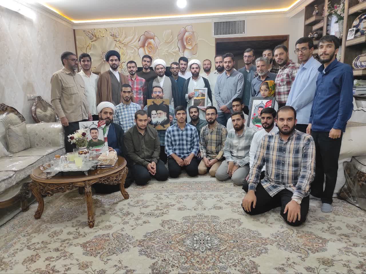 دیدار جمعی از طلاب مدرسه علمیه حضرت صاحب‌الزمان علیه‌السلام با خانواده شهید میثم سهرابی