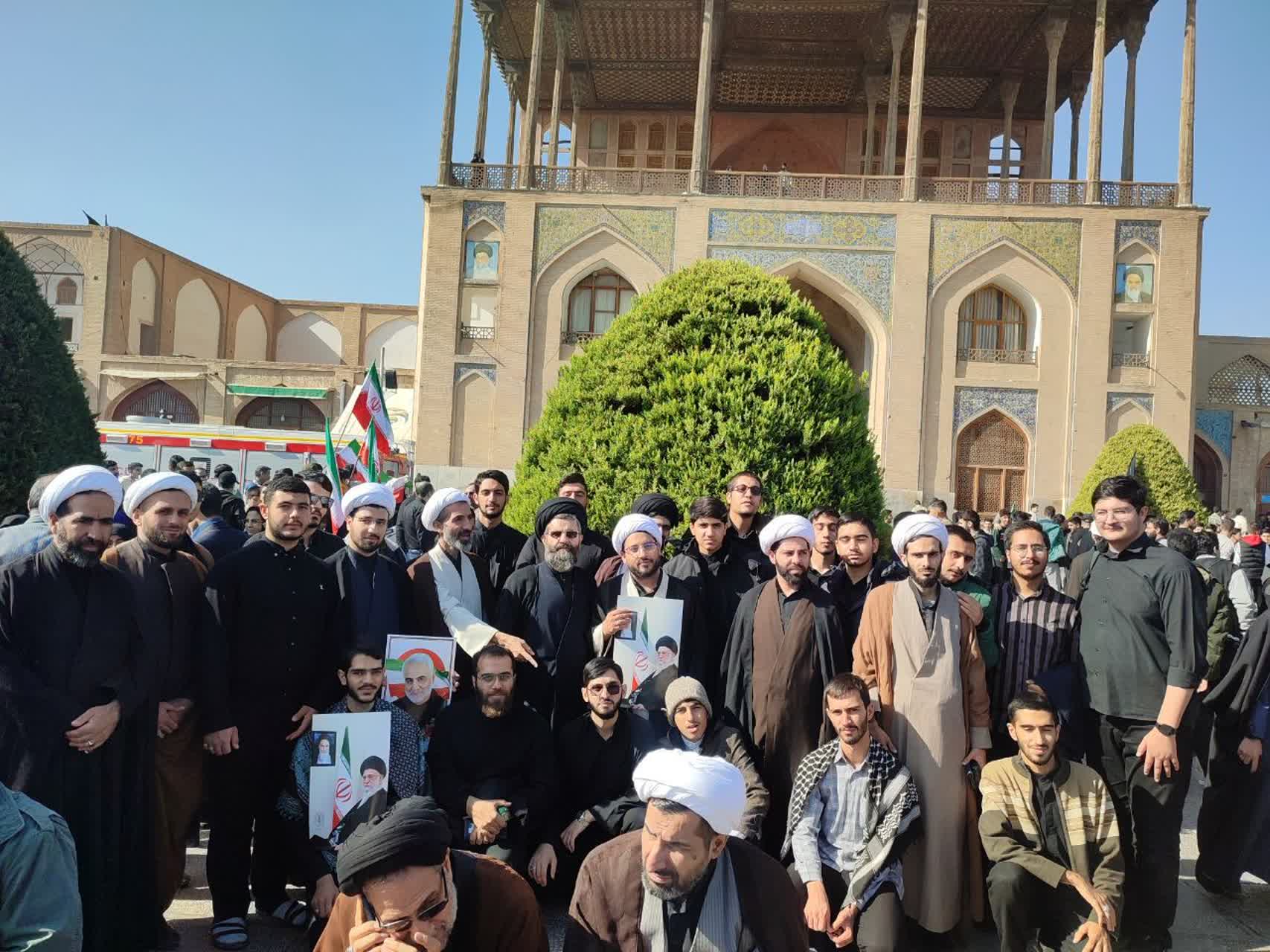 حضور پرشور طلاب مدرسه علمیه حضرت صاحب‌الزمان علیه‌السلام در راهپیمایی ۱۳ آبان