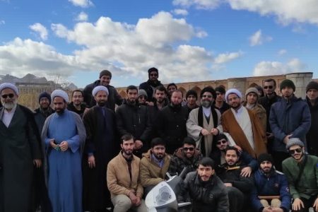 حضور طلاب حوزه علمیه حضرت صاحب‌الزمان سلام‌الله‌علیه در اجتماع ۹ دی، میدان انقلاب اصفهان